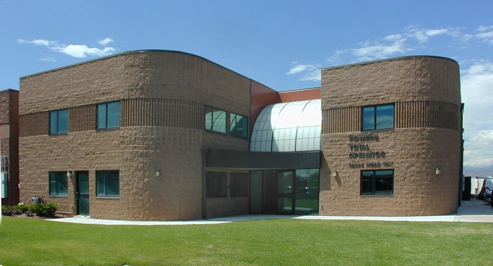 12395 N Mead Way, Littleton, CO à vendre - Photo du bâtiment - Image 2 de 5