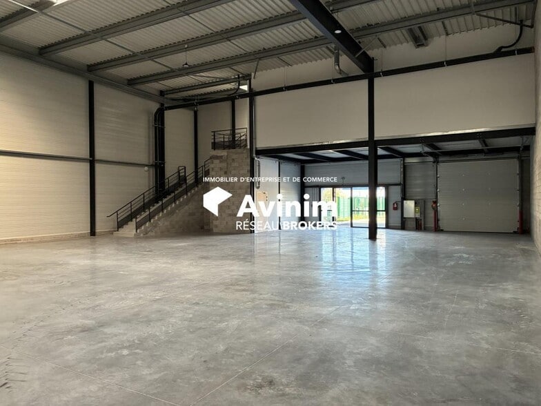 Industrial in Manosque for lease - Building Photo - Image 1 of 8