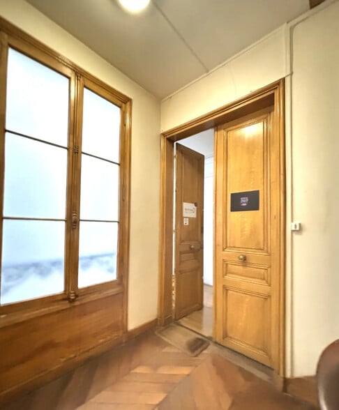 16 Rue Bleue, Paris for lease - Building Photo - Image 3 of 7