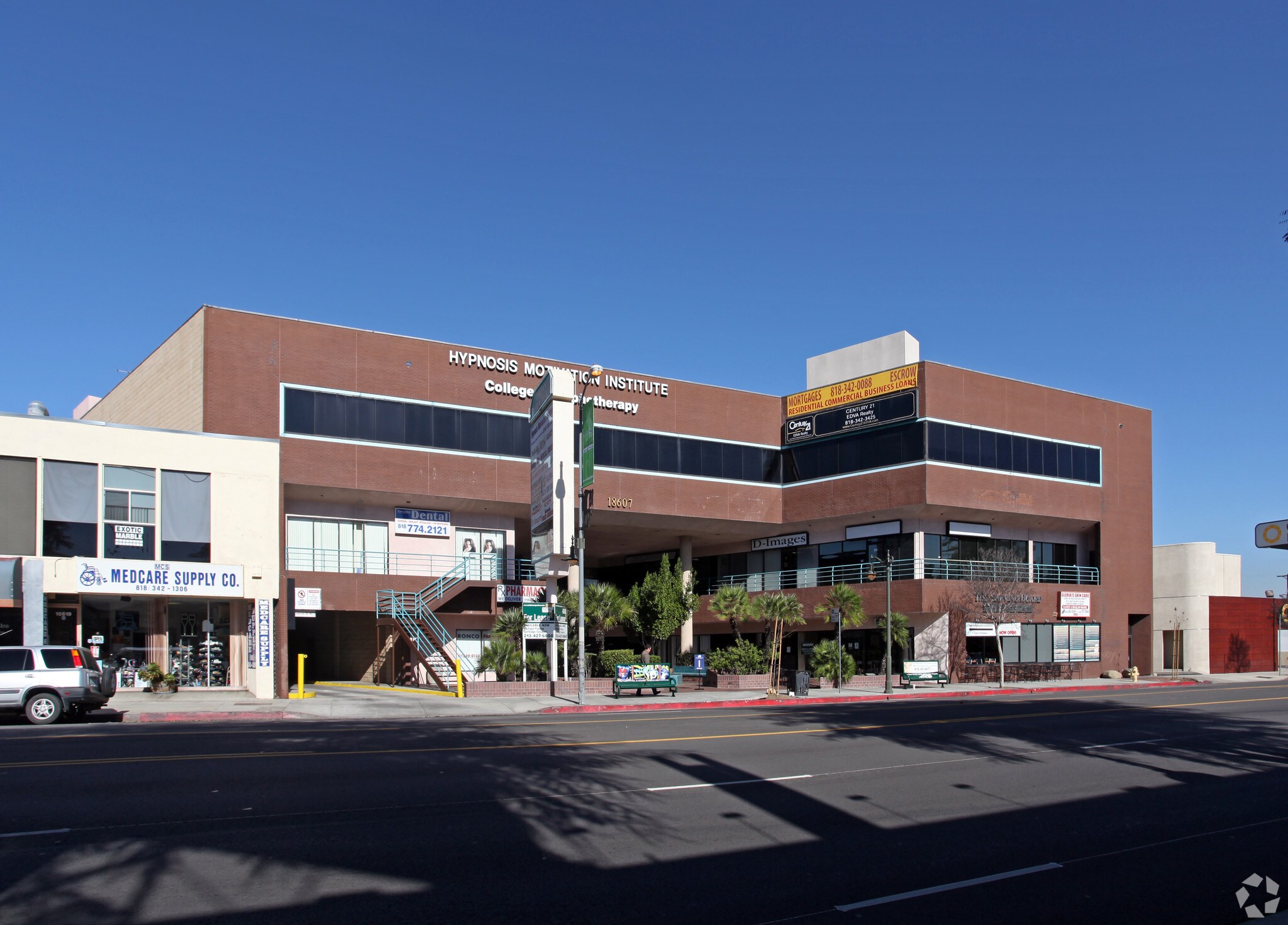 18607 Ventura Blvd, Tarzana, CA for lease Primary Photo- Image 1 of 15
