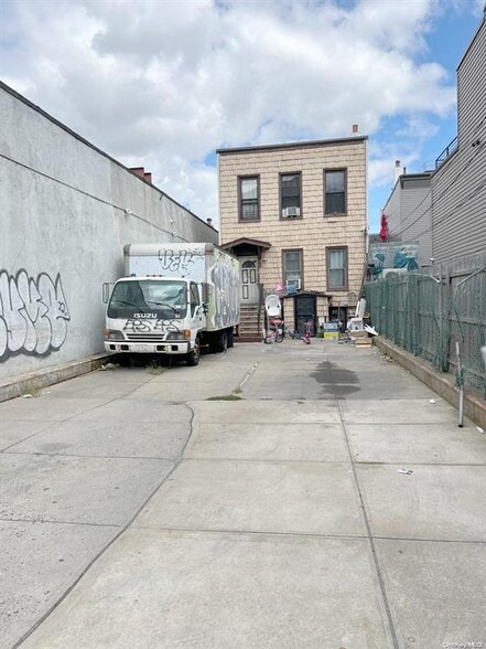 122 Kingsland Ave, Brooklyn, NY à vendre - Photo du bâtiment - Image 3 de 9