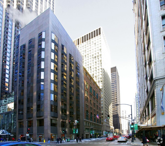10 N Dearborn St, Chicago, IL à louer - Photo du bâtiment - Image 2 de 13