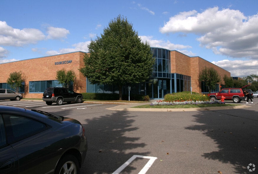 9555 James Ave S, Bloomington, MN for lease - Building Photo - Image 2 of 23
