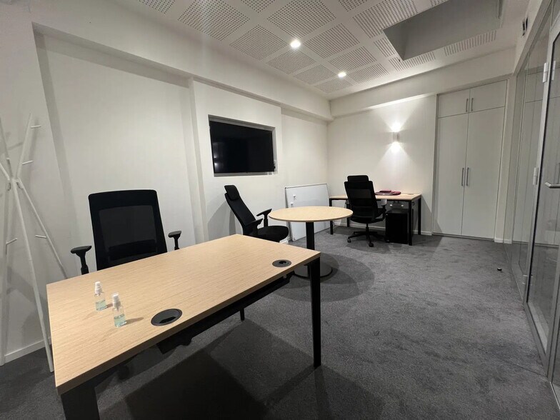 72 Rue De Longchamp, Paris for lease - Interior Photo - Image 1 of 8