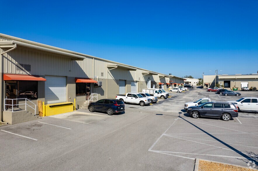 5112-5144 Le Tourneau Cir, Tampa, FL à louer - Photo du bâtiment - Image 3 de 6