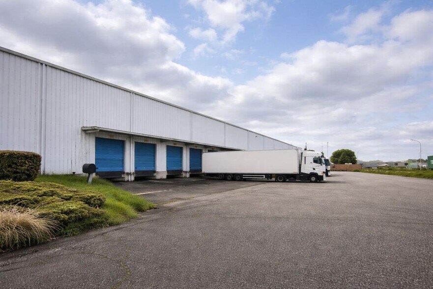 Industrial in Lespinasse for lease - Building Photo - Image 2 of 15