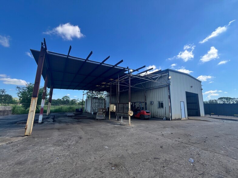 513 Moffet Rd, Clute, TX à vendre - Photo du bâtiment - Image 2 de 8