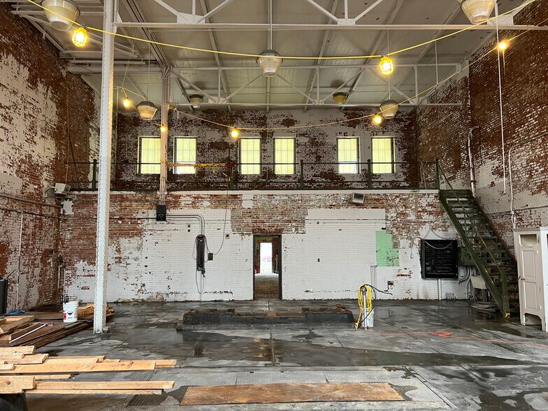 536 E Wabash St, Indianapolis, IN for lease - Primary Photo - Image 1 of 4