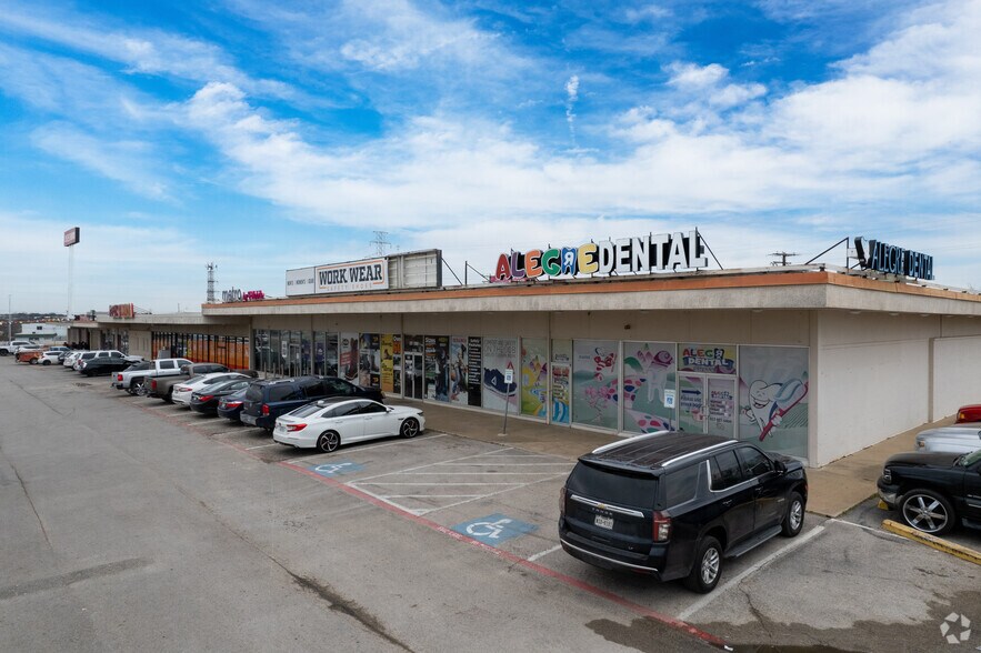 Felix Shopping Center portfolio of 3 properties for sale on LoopNet.ca - Building Photo - Image 1 of 8