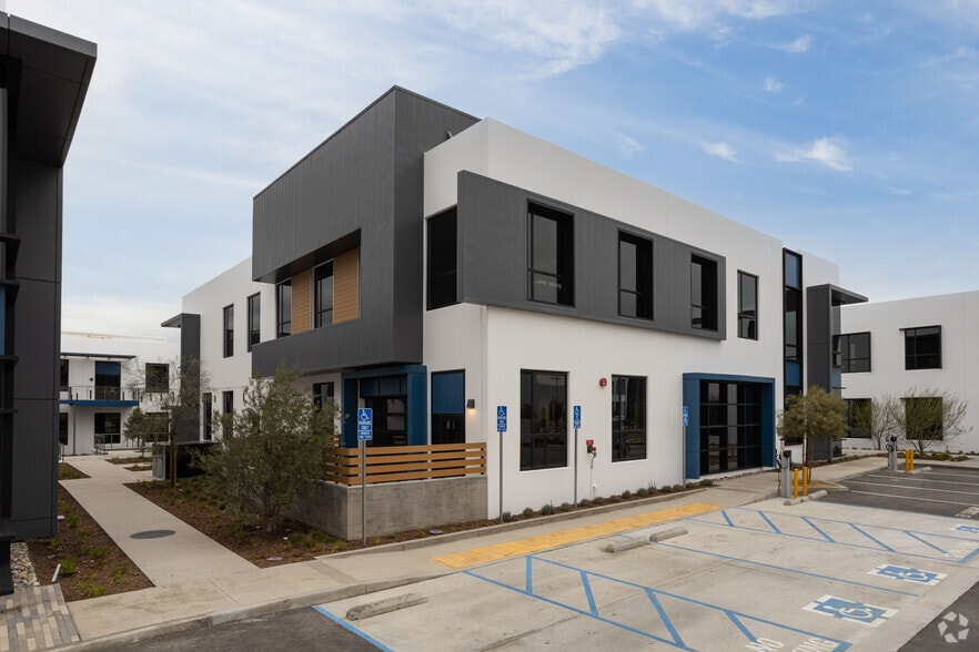 3001 N Hollywood Way, Burbank, CA for lease - Building Photo - Image 2 of 6