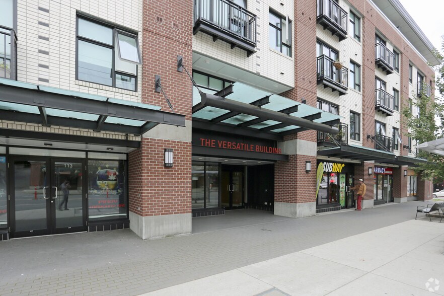 220-250 Lonsdale Ave, North Vancouver, BC à vendre - Photo du bâtiment - Image 3 de 10