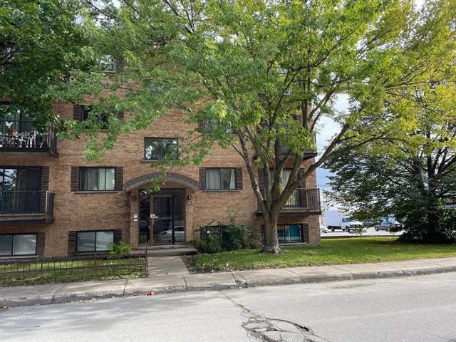 445 Rue De Royan, Laval, QC for sale Primary Photo- Image 1 of 1