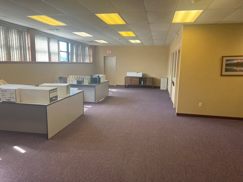 570 Tolland St, East Hartford, CT à vendre - Photo intérieure - Image 2 de 9