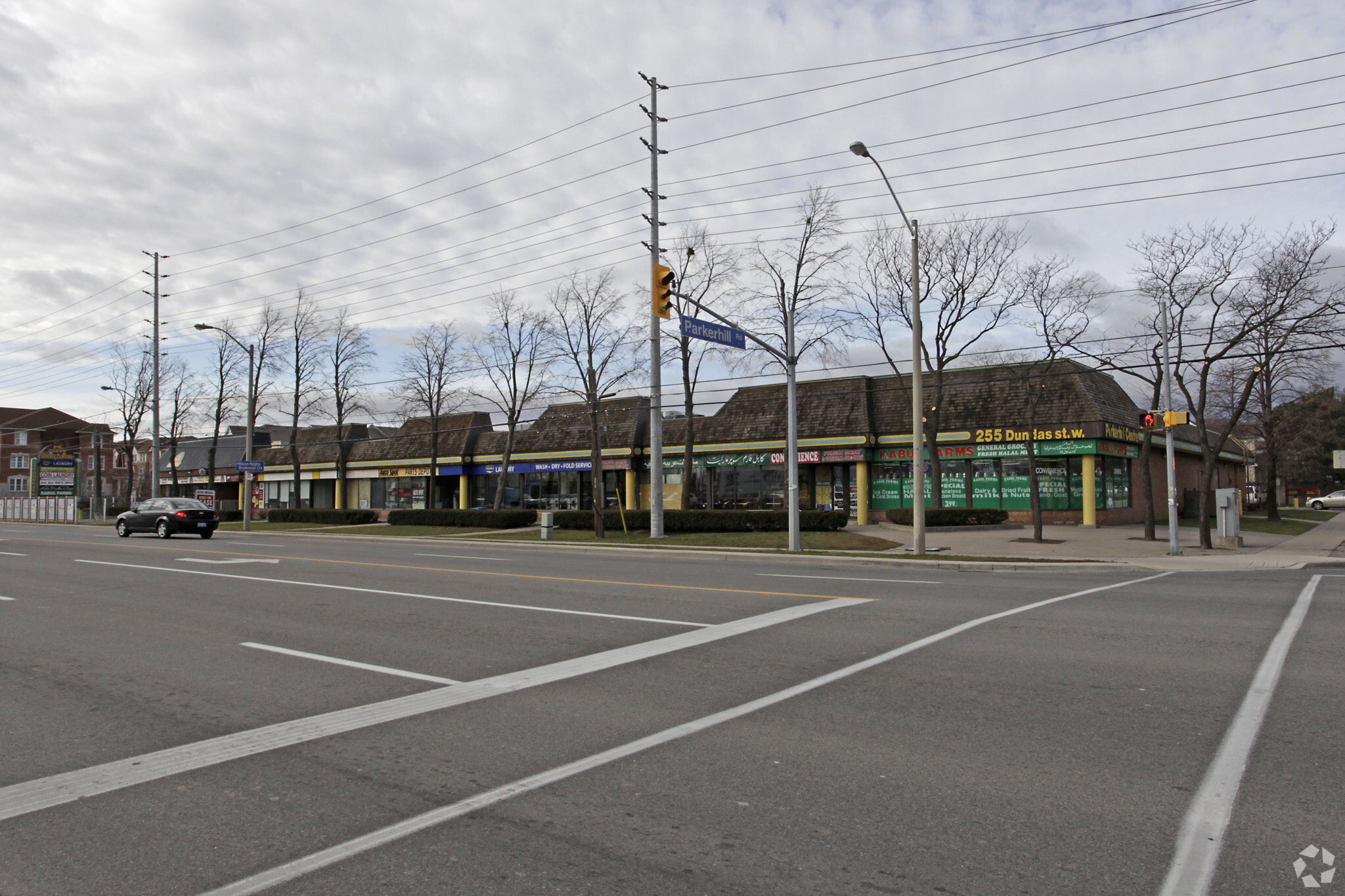 255 Dundas St W, Mississauga, ON for lease Primary Photo- Image 1 of 10