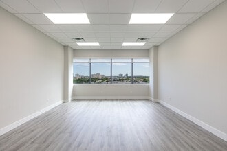 19790 W Dixie Hwy, Aventura, FL for lease Interior Photo- Image 1 of 3