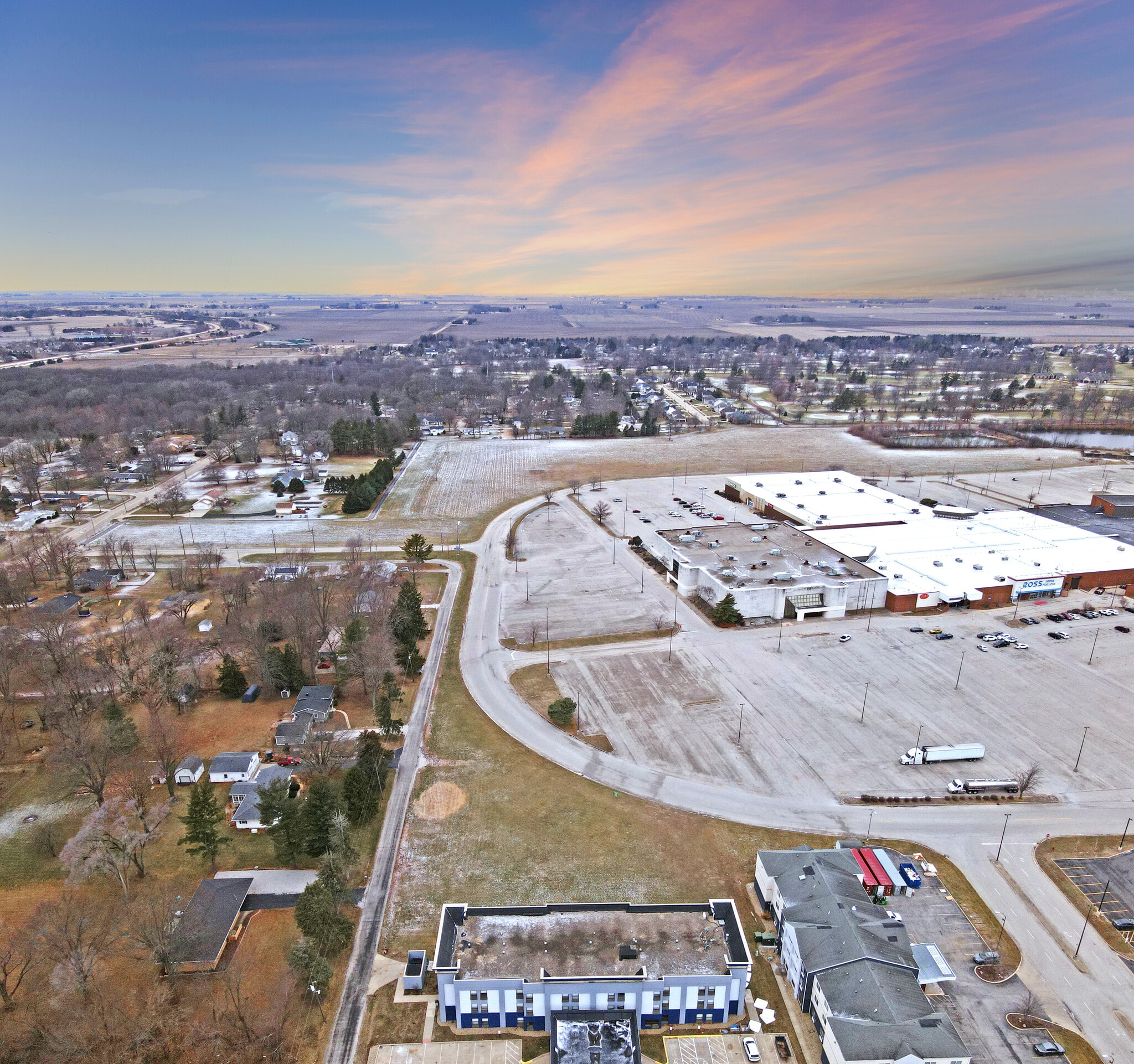 Hickory Point Ring Road mall, Forsyth, IL for sale Primary Photo- Image 1 of 7