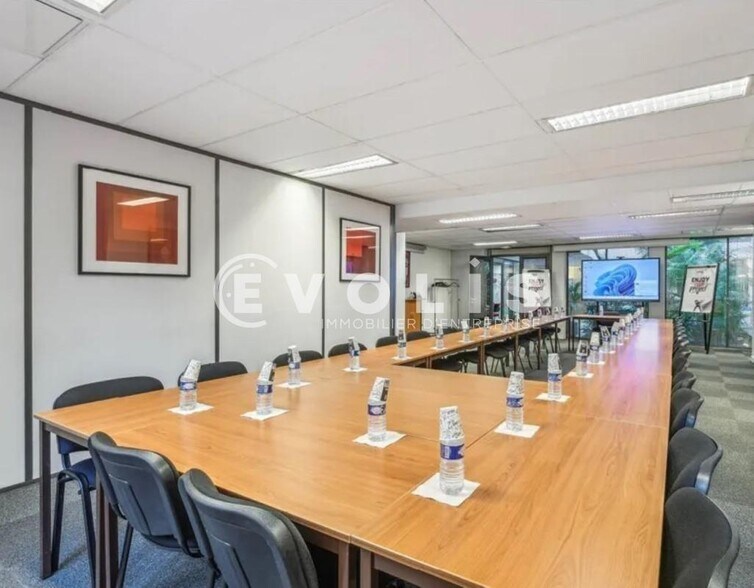 Office in Levallois Perret for lease - Building Photo - Image 3 of 12