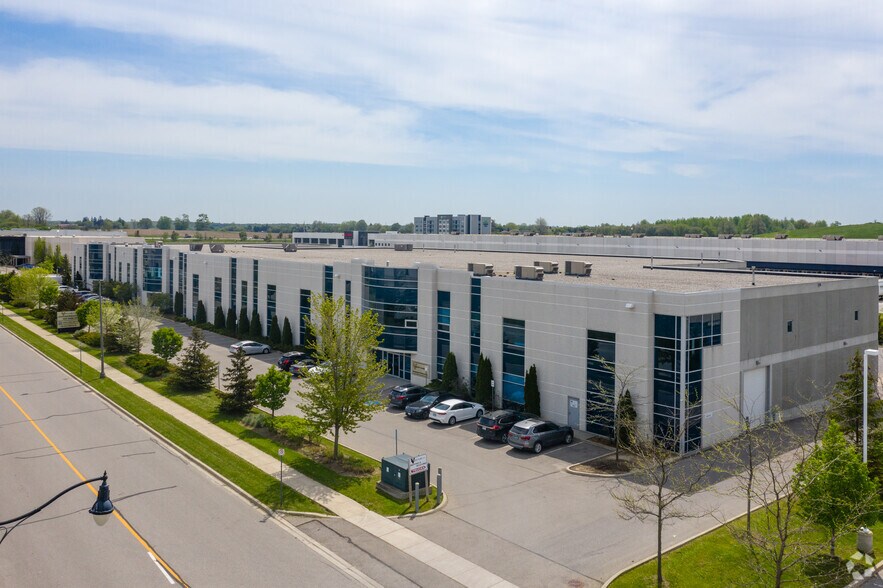 159 Don Hillock Dr, Aurora, ON à louer - Photo du bâtiment - Image 3 de 12