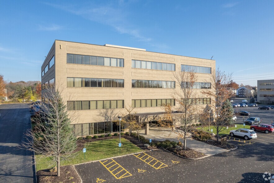 7251 Engle Rd, Middleburg Heights, OH à vendre - Photo du bâtiment - Image 2 de 8