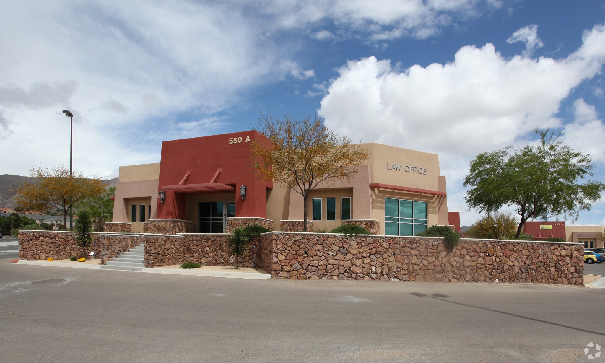 550 S Mesa Hills Dr, El Paso, TX à louer Photo principale- Image 1 de 57