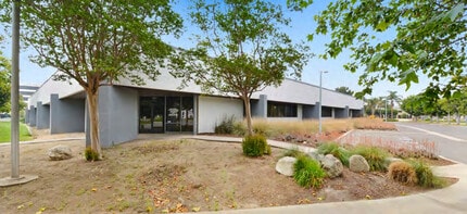 3232 W MacArthur Blvd, Santa Ana, CA à louer Photo du bâtiment- Image 2 de 5