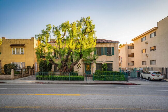 More details for 5424 Franklin Ave, Los Angeles, CA - Multifamily for Sale