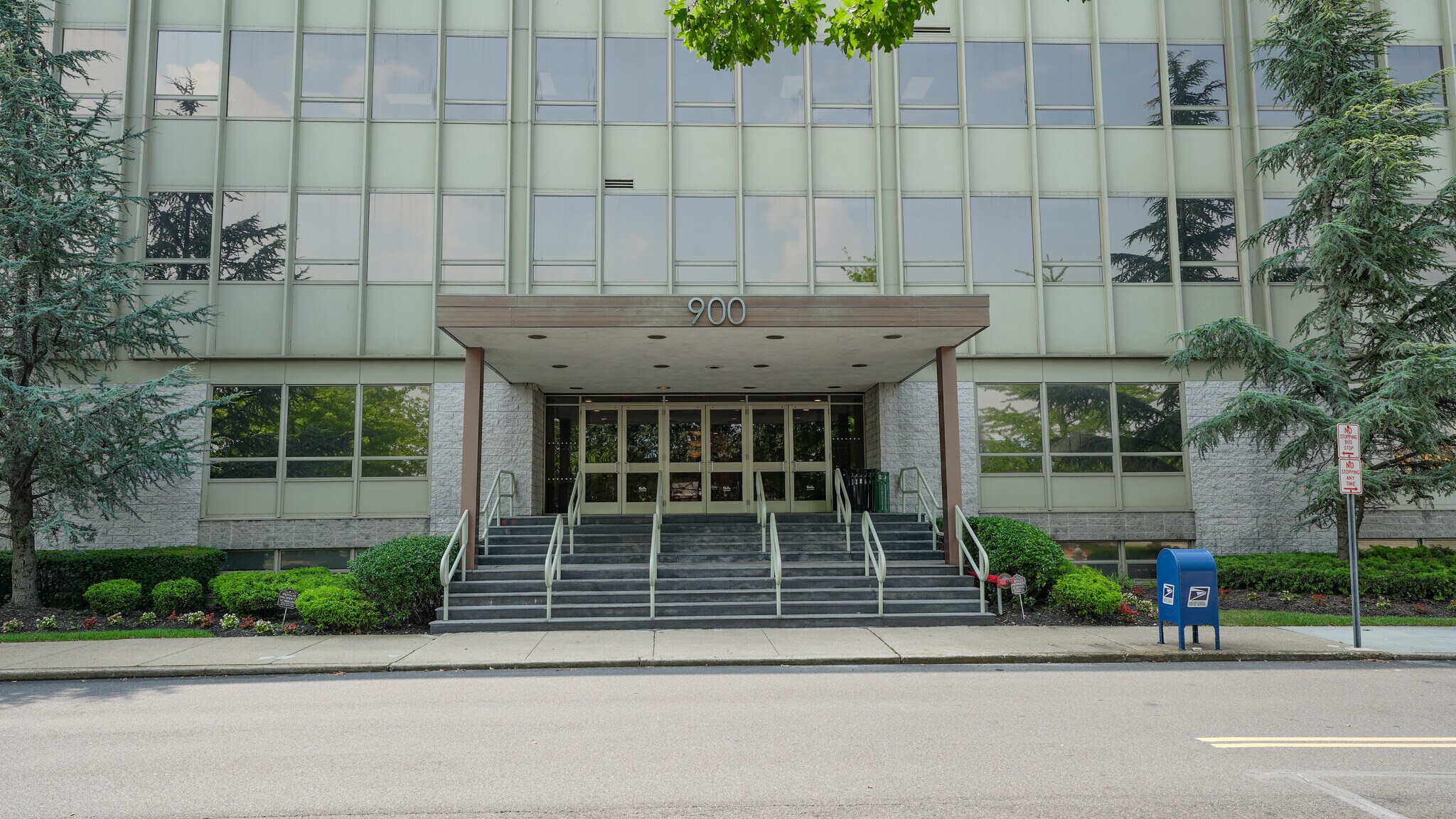 900 Merchants Concourse, Westbury, NY à vendre Photo du bâtiment- Image 1 de 13