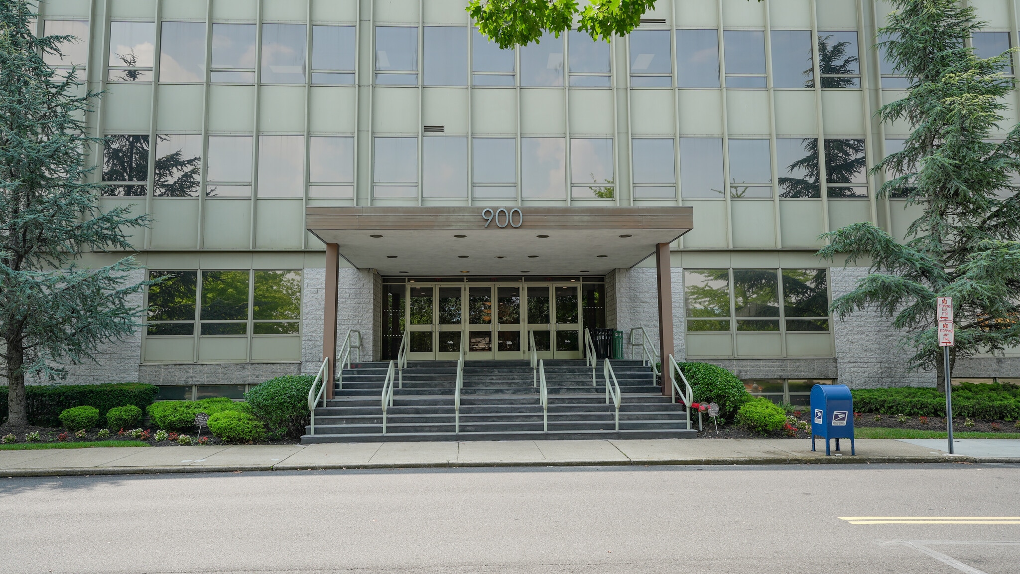 900 Merchants Concourse, Westbury, NY for sale Primary Photo- Image 1 of 13
