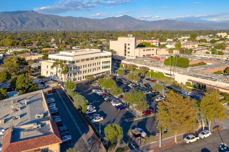 207 S Santa Anita Ave, San Gabriel, CA à louer - Photo du bâtiment - Image 3 de 7