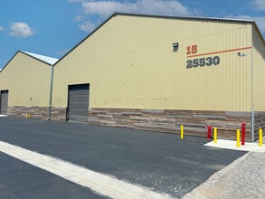 25545-25710 Springbrook Ave, Santa Clarita, CA à louer Photo du bâtiment- Image 1 de 3