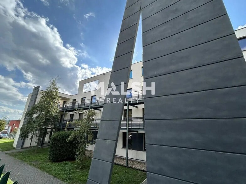 Office in Brignais for lease - Building Photo - Image 3 of 12