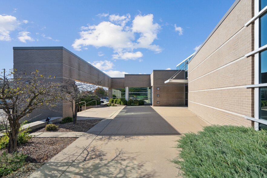 4840 N River Blvd NE, Cedar Rapids, IA for lease - Building Photo - Image 3 of 10