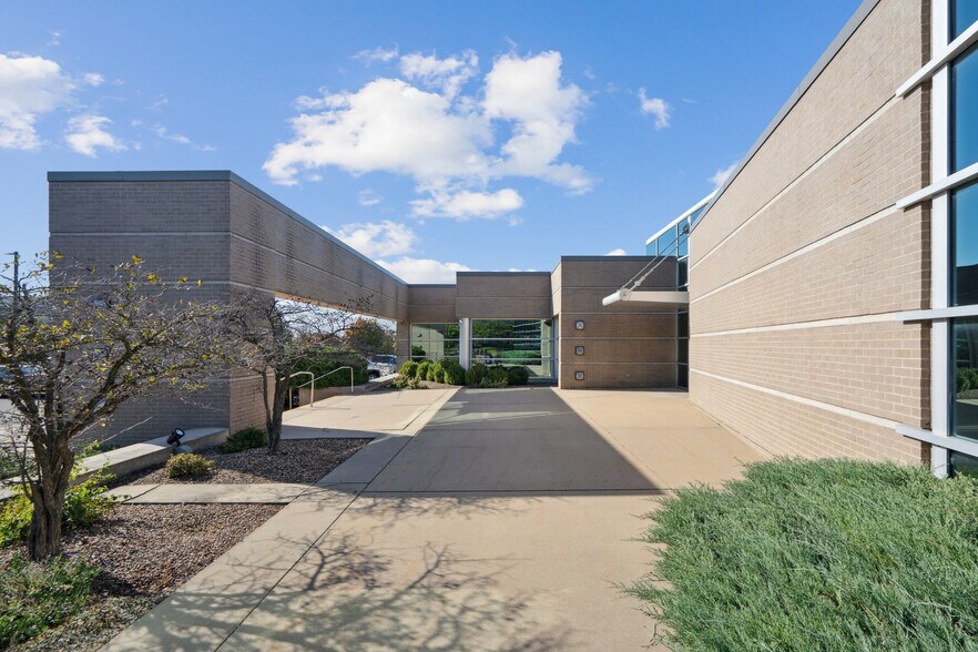 4840 N River Blvd NE, Cedar Rapids, IA à louer - Photo du bâtiment - Image 3 de 10