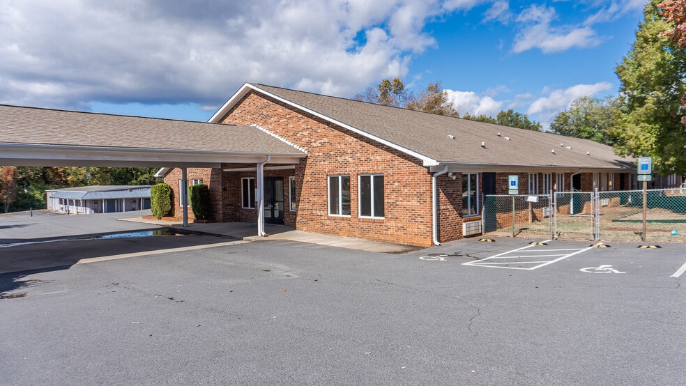 19619 W Catawba Ave, Cornelius, NC for lease - Building Photo - Image 2 of 13