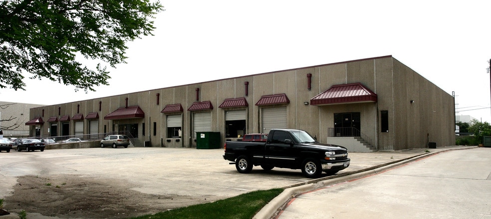 3208-3214 Skylane Dr, Carrollton, TX for lease - Building Photo - Image 2 of 12