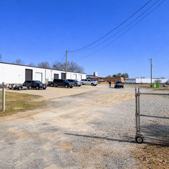 2570 Flat Shoals Road Southeast, Conyers, GA à louer - Photo du bâtiment - Image 2 de 2