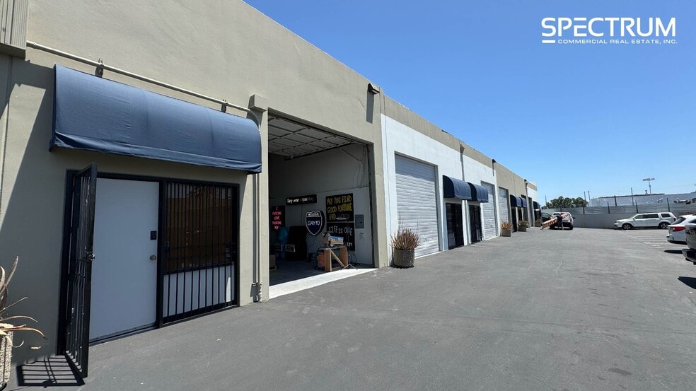 15414 Cabrito Rd, Van Nuys, CA for lease - Building Photo - Image 2 of 11