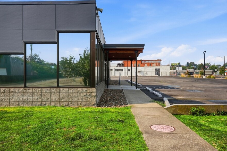 2607 N Division St, Spokane, WA for lease - Building Photo - Image 2 of 21