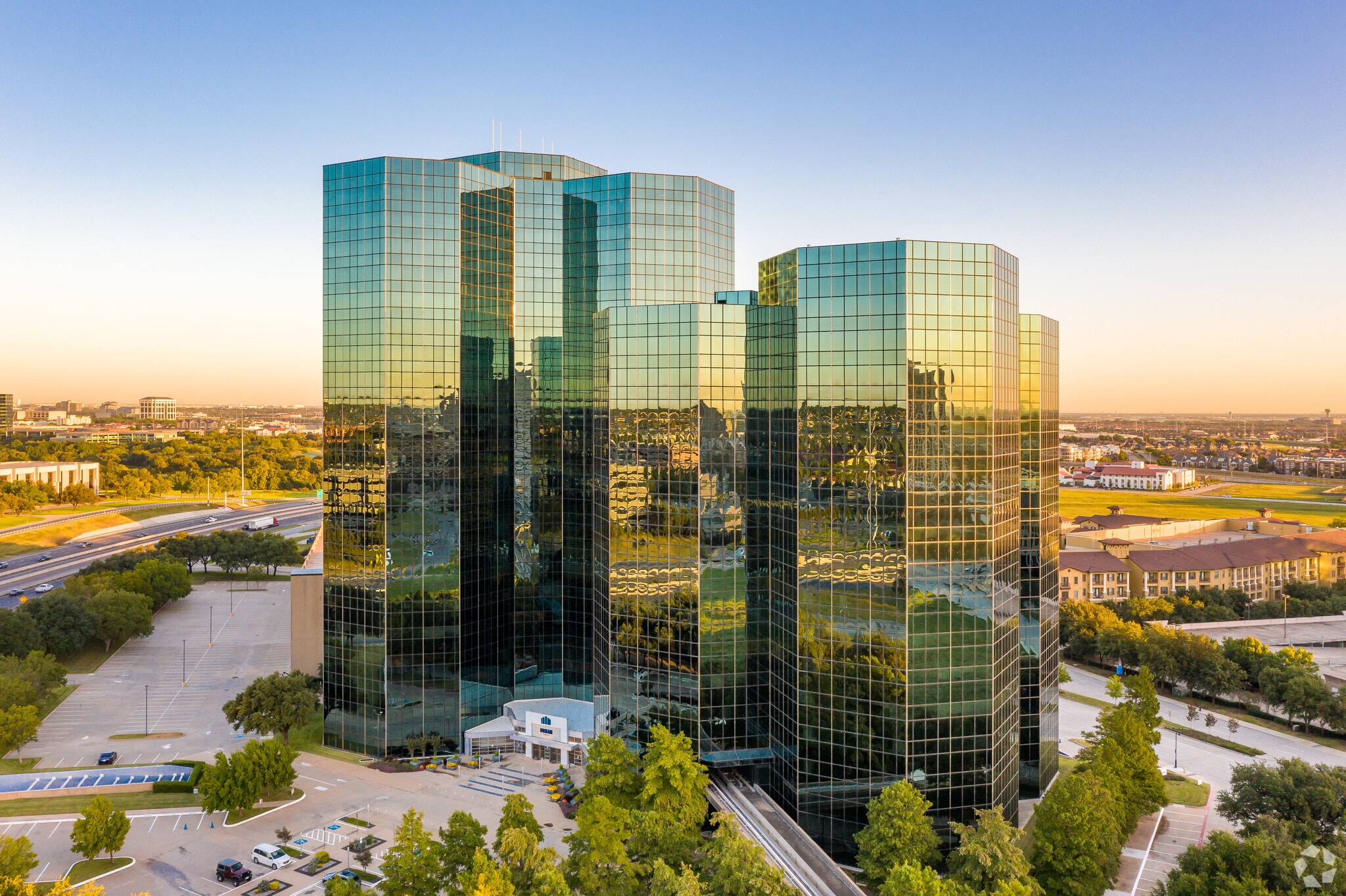 222 W Las Colinas Blvd, Irving, TX à louer Photo du bâtiment- Image 1 de 12