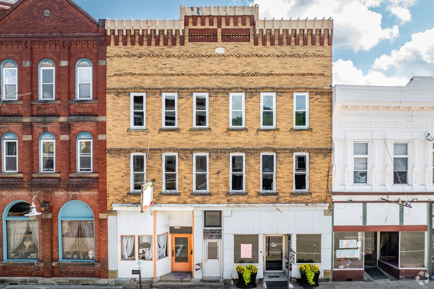 132 Main Ave, Weston, WV à louer - Photo principale - Image 1 de 4