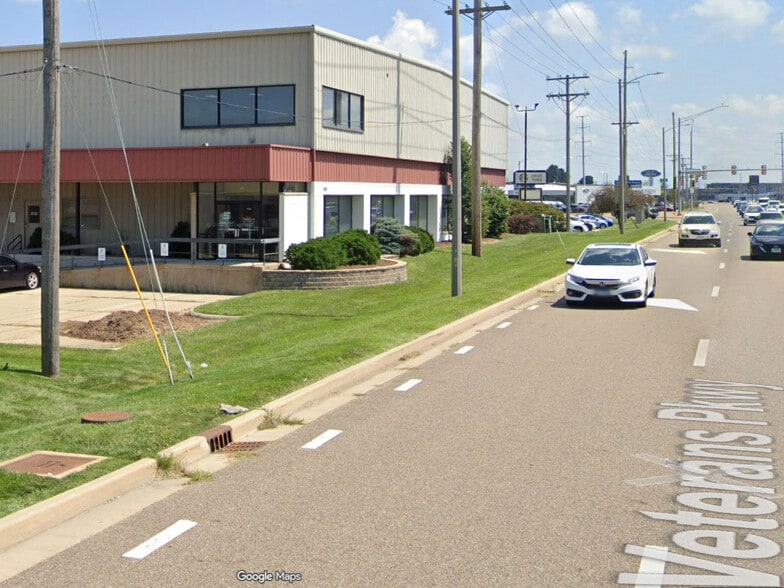 1703 S Veterans Pky, Bloomington, IL for sale - Building Photo - Image 2 of 14