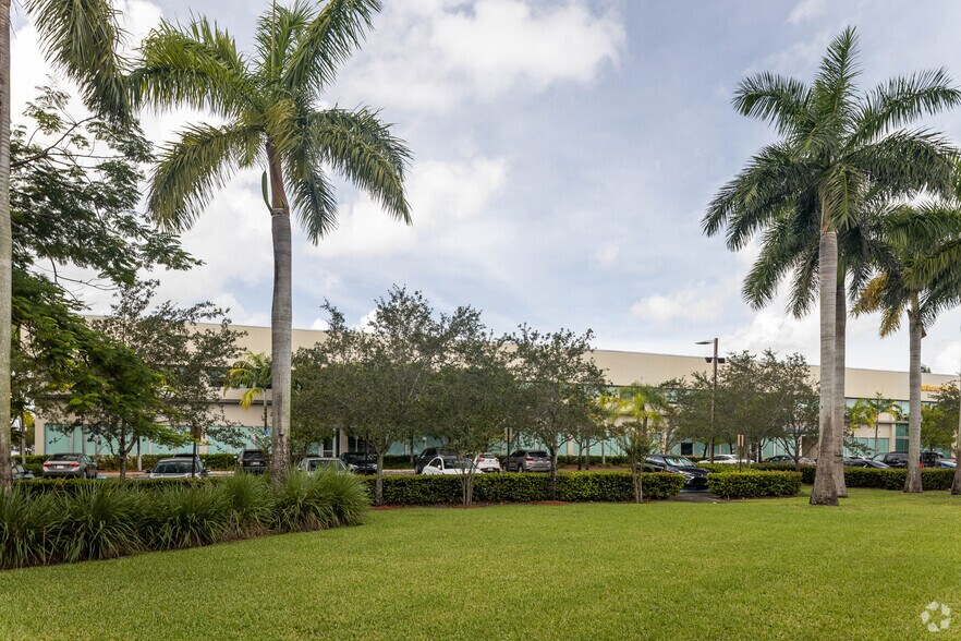 5875 Nw 163rd St, Miami Lakes, FL for lease - Building Photo - Image 3 of 4