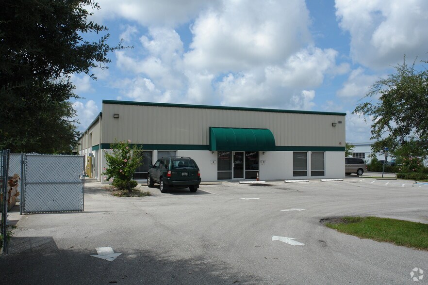 1052-1060 Endeavor Ct, Nokomis, FL à louer - Photo du bâtiment - Image 3 de 30