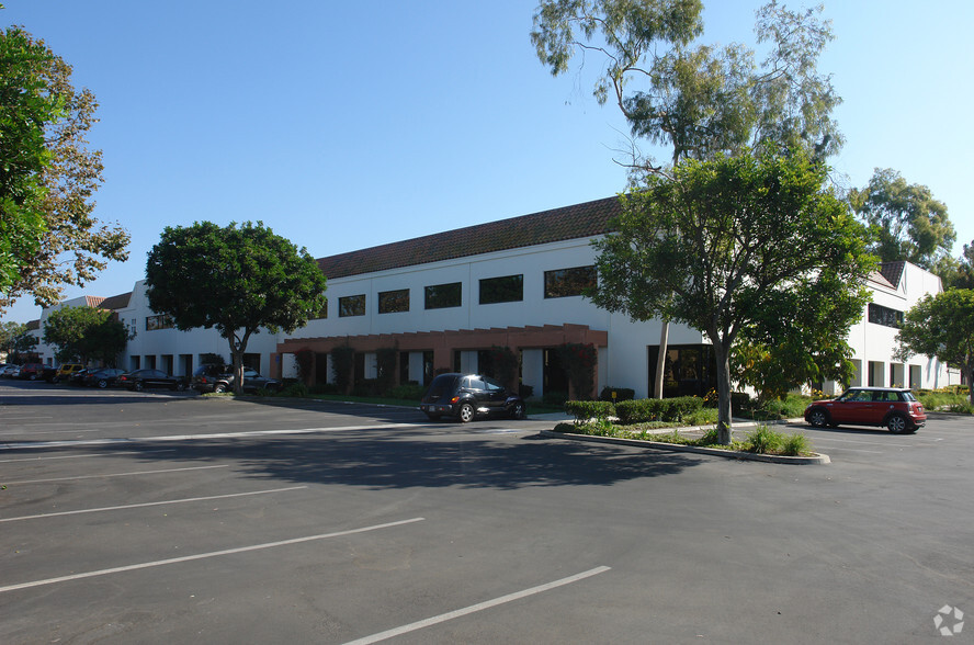 100-198 Camino Ruiz, Camarillo, CA à louer - Photo principale - Image 1 de 5