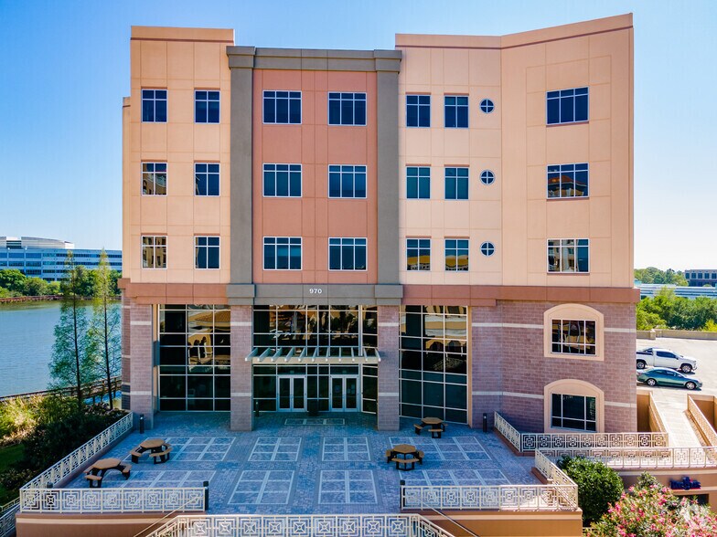 970 Lake Carillon Dr, Saint Petersburg, FL à louer - Photo du bâtiment - Image 3 de 6