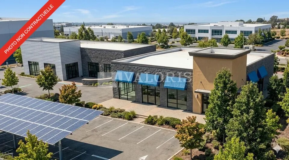 Retail in Saint-Bonnet-de-Mure for lease Building Photo- Image 1 of 8