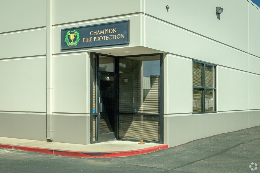 9090 Union Park Way, Elk Grove, CA à louer - Photo du bâtiment - Image 3 de 7