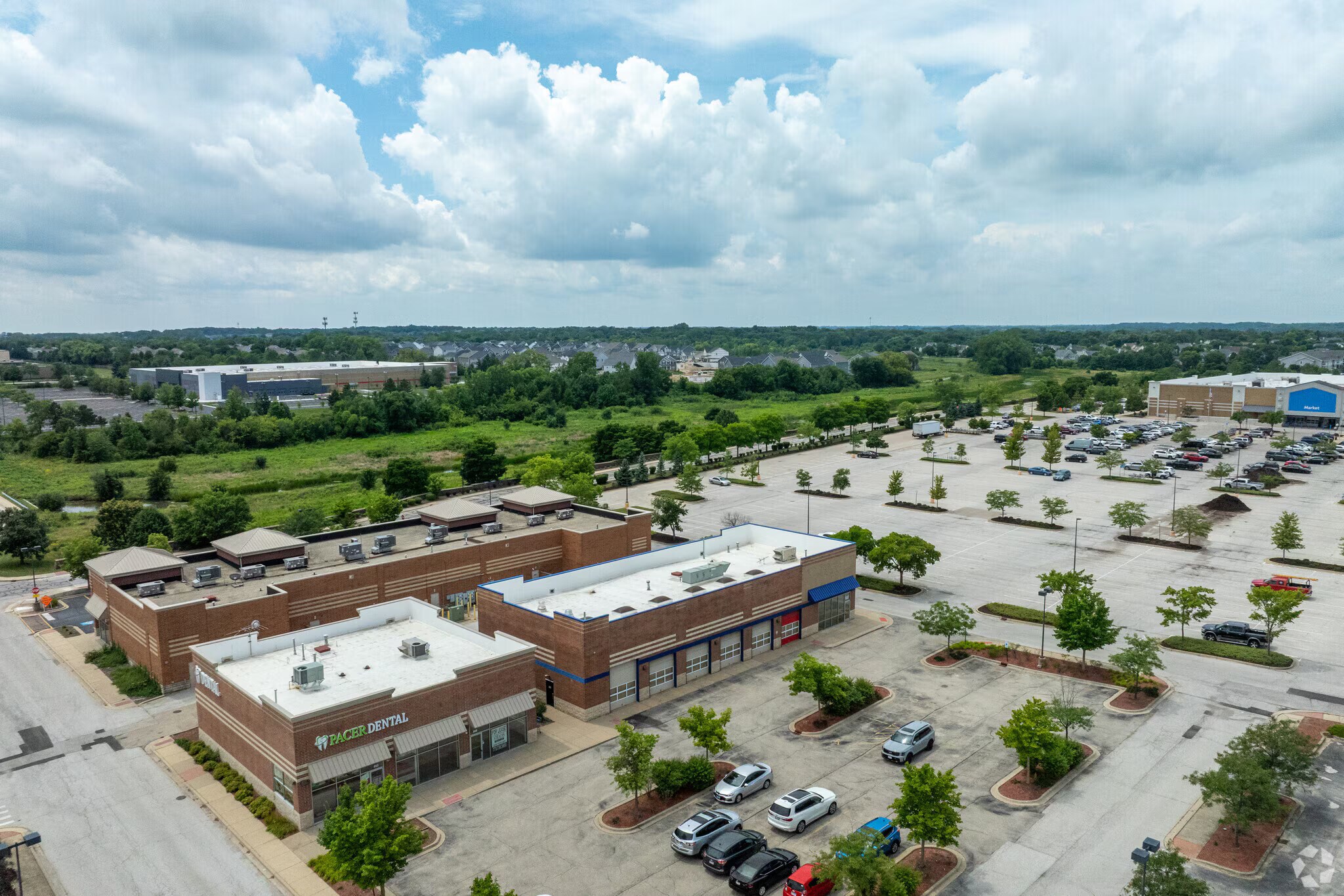 BATAVIA STRIP CENTER portefeuille de 2 propriétés à vendre sur LoopNet.ca Photo principale- Image 1 de 10