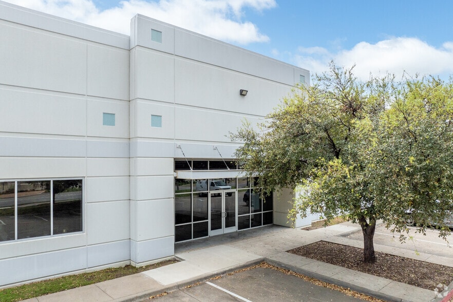 989 W Sandy Lake Rd, Coppell, TX for sale - Building Photo - Image 3 of 4