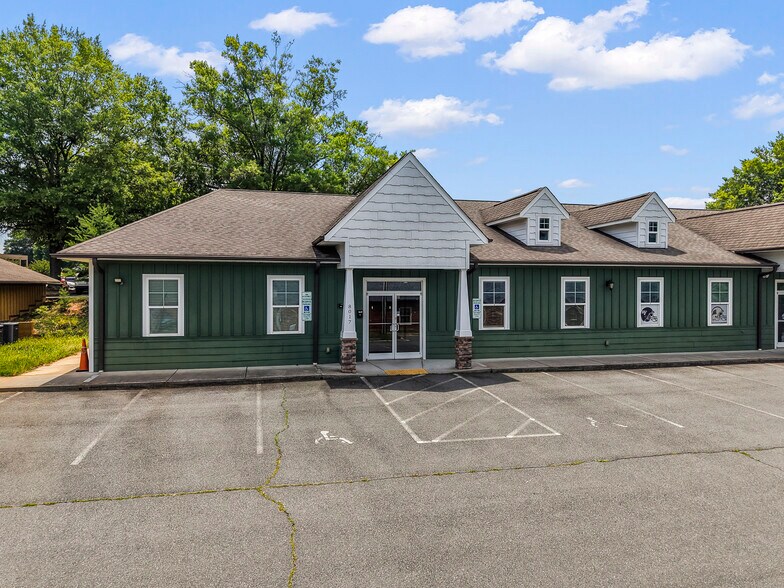 8017 N Point Blvd, Winston-Salem, NC à louer - Photo du bâtiment - Image 2 de 52